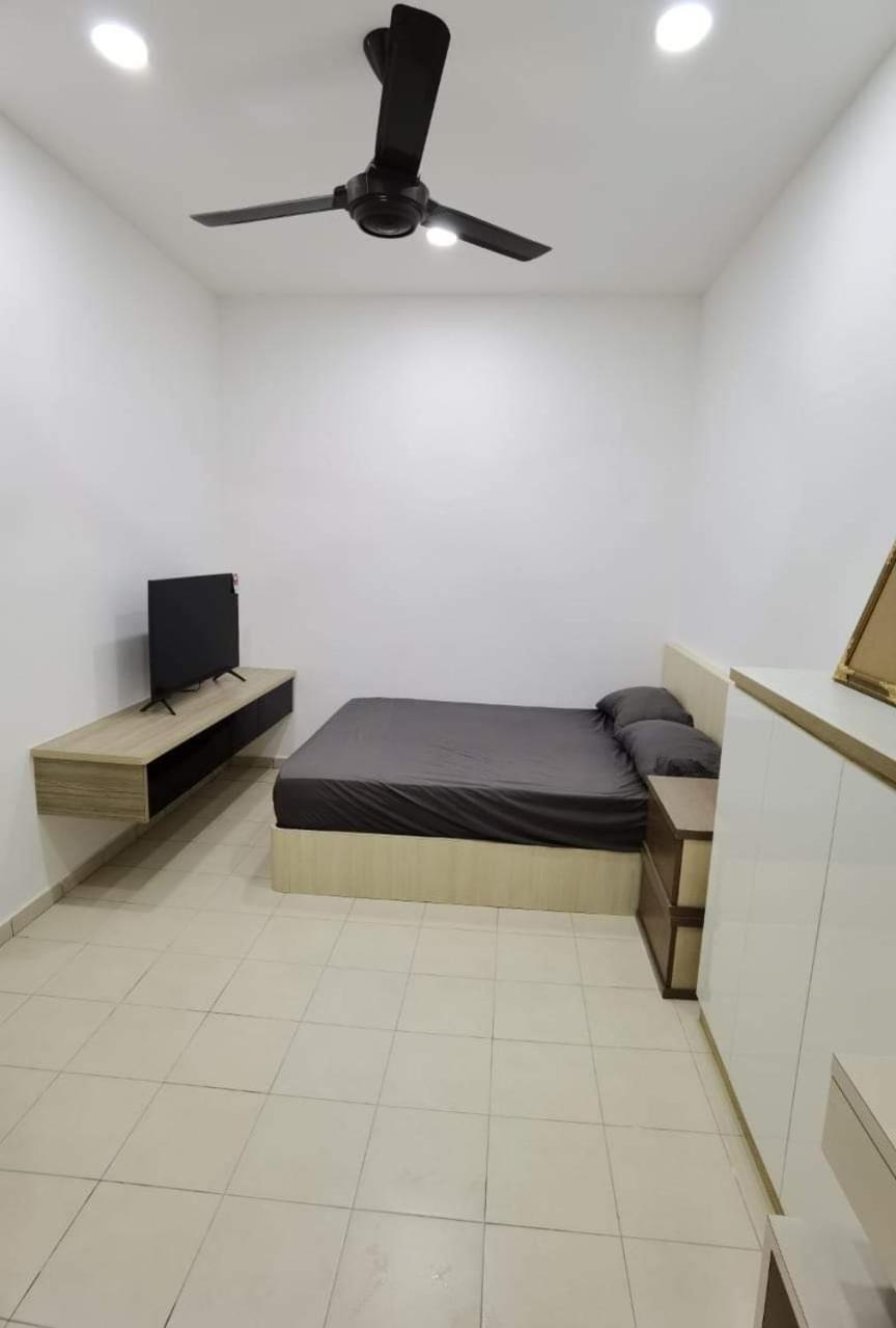 אולו טיראם Infinity Homestay Bandar Cemerlang מראה חיצוני תמונה